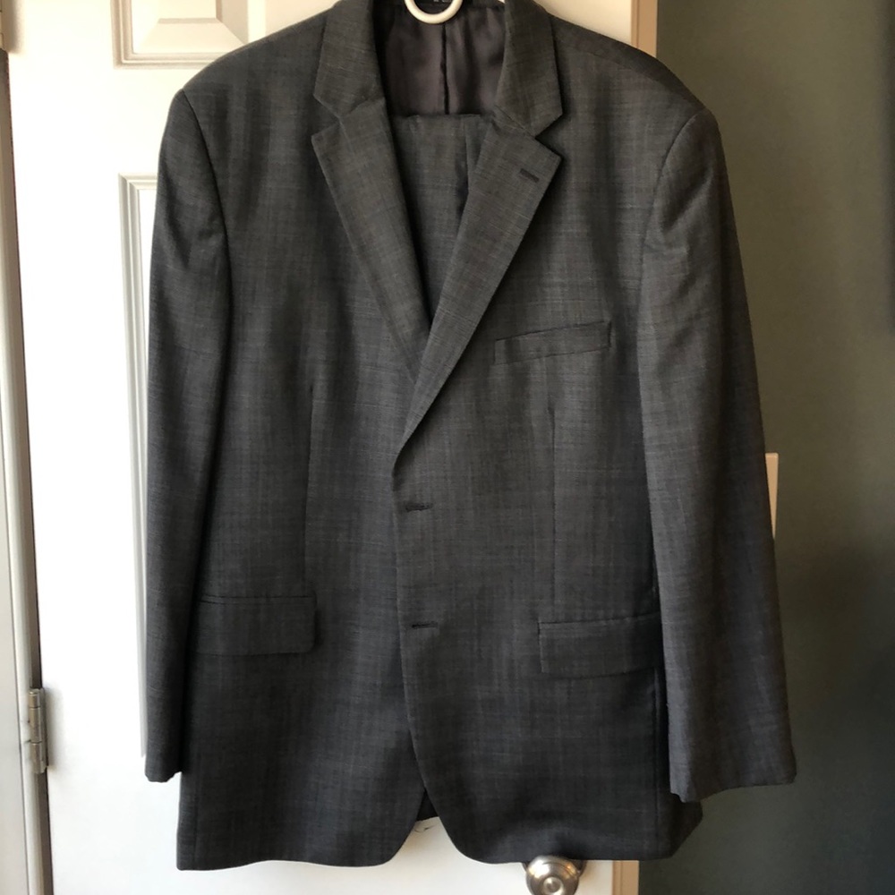 Blue-gray man’s suit